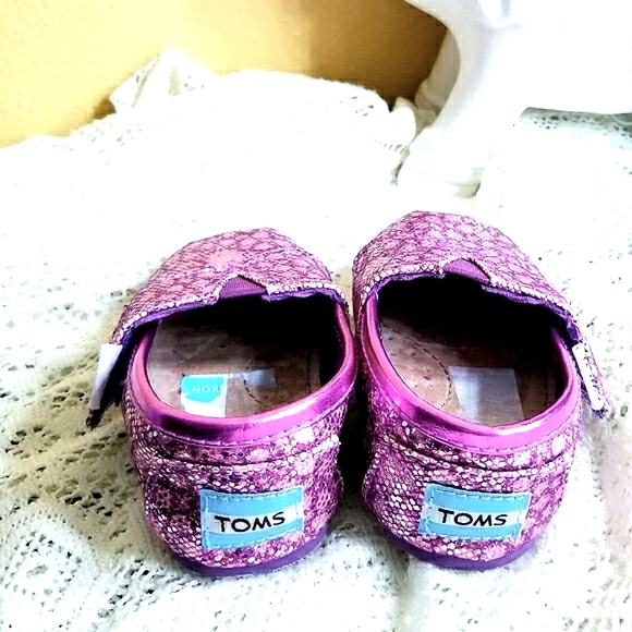 TOMS - Picture 3 of 7